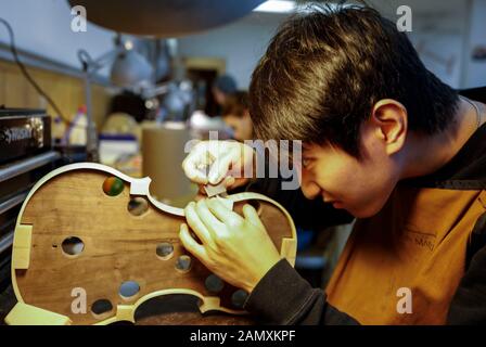 Chicago, Stati Uniti. 14th Gen 2020. Uno studente forma un violino alla Chicago School of Violin Making a Skokie, Illinois, Stati Uniti, il 14 gennaio 2020. La Chicago School of Violin Making, che insegna le competenze tradizionali della realizzazione dello strumento, si trova a Skokie, un sobborgo di Chicago. Si iscrive studenti locali e internazionali che hanno l'intenzione di diventare professionisti del violino e di altri strumenti. Credit: Joel Lerner/Xinhua/Alamy Live News Foto Stock