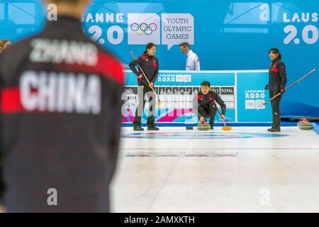 Champéry, Svizzera. 14th gennaio 2020. Likun Zhang, Junhang Pei, Zhixin Zhai e Tong Liu of China in azione durante il mix round robin curling (Gruppo B; sessione 15), durante il giorno 5 dei Giochi Olimpici invernali della gioventù di Losanna 2020, presso la Champéry Curling Arena. Credito: Iain Mcguinness / Alamy Live News Foto Stock