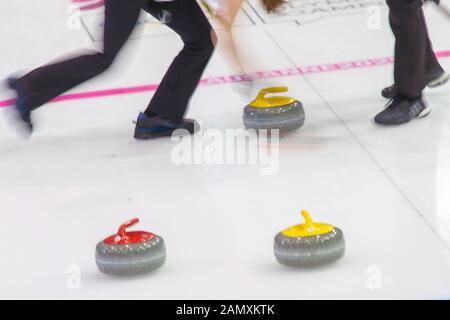 Champéry, Svizzera. 14th gennaio 2020. Membri del team tedesco in azione durante il round robin di curling misto (Gruppo B; sessione 15), durante il giorno 5 dei Giochi Olimpici invernali Giovanile di Losanna 2020, presso la Champéry Curling Arena. Credito: Iain Mcguinness / Alamy Live News Foto Stock