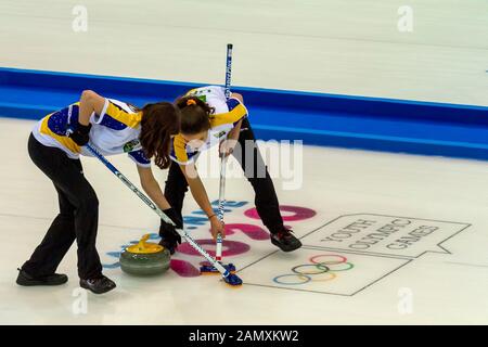 Champéry, Svizzera. 14th gennaio 2020. Membri del team brasiliano in azione durante il round robin di curling misto (Gruppo  ; sessione 15), durante il giorno 5 dei Giochi Olimpici invernali Giovanile di Losanna 2020, presso l'Arena di Lausanne Skating. Credito: Iain Mcguinness / Alamy Live News Foto Stock