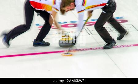 Champéry, Svizzera. 14th gennaio 2020. Membri del team tedesco in azione durante il round robin di curling misto (Gruppo B; sessione 15), durante il giorno 5 dei Giochi Olimpici invernali Giovanile di Losanna 2020, presso la Champéry Curling Arena. Credito: Iain Mcguinness / Alamy Live News Foto Stock