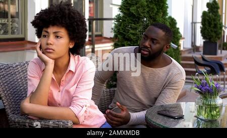 Donna offesa ignorando il ragazzo, si è allontanata, incomprensioni e conflitto Foto Stock