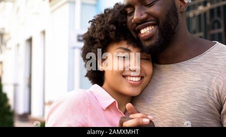 Fidanzata amorevole che abbraccia il ragazzo all'aperto, teneri rapporti, amore vicinanza Foto Stock