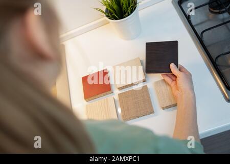 donna scelta mobili da cucina materiale texture Foto Stock