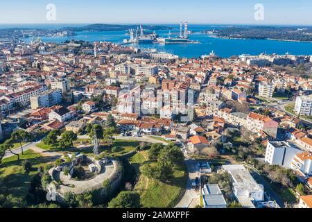 Una veduta aerea di Pula con anfiteatro e porta in primo piano la fortezza Monvidal, Pola, Istria, Croazia Foto Stock