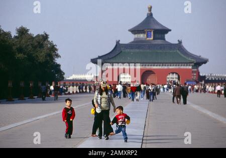 Ein Schnappschuß für das Familienalbum vor historischer Kulisse a Pechino, Cina um 1990. Un'istantanea per l'album fotografico di famiglia di fronte a un drago storico fissato a Pechino, Cina intorno al 1990. Foto Stock