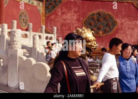 Ein Schnappschuß für das Familienalbum vor historischer Kulisse a Pechino, Cina um 1990. Un'istantanea per l'album fotografico di famiglia di fronte a un drago storico fissato a Pechino, Cina intorno al 1990. Foto Stock