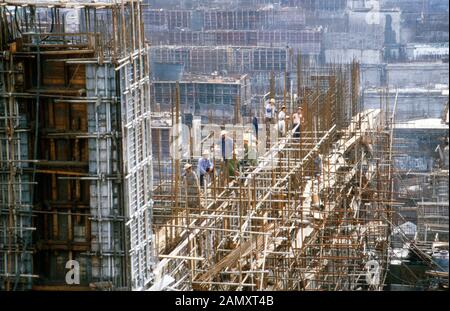 Baugerüst aus Bambbusrohr auf einer Baustelle, Cina 1984. Impalcatura di bambù fatta su un'area di costruzione, Cina 1984. Foto Stock