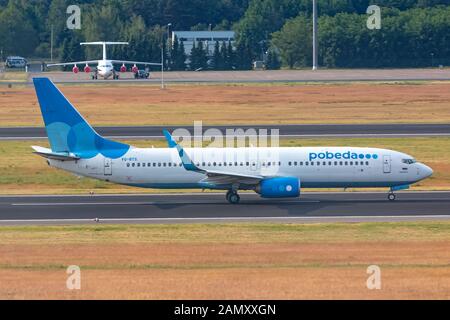 Berlino, Germania - 27 maggio 2018: Aereo Pobeda Boeing 737 all'aeroporto Tegel di Berlino (TXL) in Germania. Boeing è un produttore di aeromobili con sede a Seatt Foto Stock