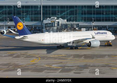 Monaco di Baviera, Germania - 6 gennaio 2019: Aereo Lufthansa Airbus A350 all'aeroporto di Monaco (MUC) in Germania. Airbus è un costruttore di aeromobili di Tolosa Foto Stock