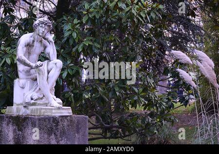 Paris/France, 12/05/2015;Sculpture by Jean Valette in the Jardin du Luxembourg: Il dispetto. Green background with tree branches. Foto Stock