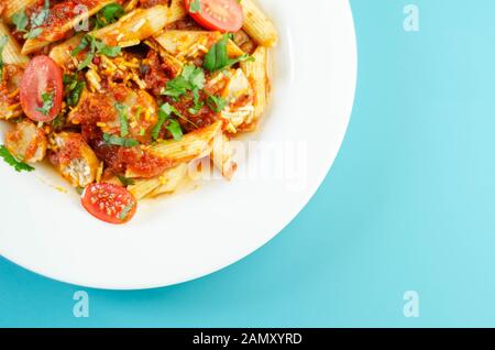 Penne pasta con una ricca salsa di pomodoro e fette di British insaccato di maiale conditi con formaggio Cheddar, cibo italiano Foto Stock