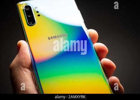 Gennaio 2020, Riga - Nuovo Samsung Galaxy Nota 10+ per smartphone Android è visualizzato per scopi editoriali. Poco profondo effetto di messa a fuoco. Foto Stock