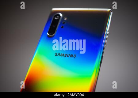 Gennaio 2020, Riga - Nuovo Samsung Galaxy Nota 10+ per smartphone Android è visualizzato per scopi editoriali. Poco profondo effetto di messa a fuoco. Foto Stock