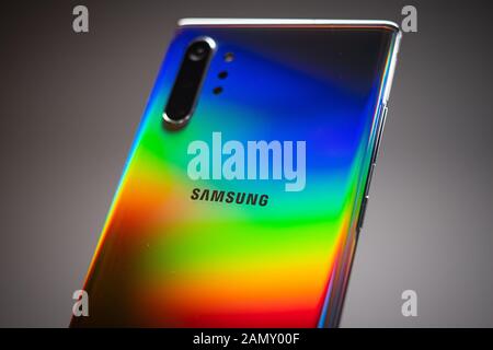 Gennaio 2020, Riga - Nuovo Samsung Galaxy Nota 10+ per smartphone Android è visualizzato per scopi editoriali. Poco profondo effetto di messa a fuoco. Foto Stock