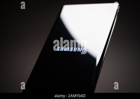 Gennaio 2020, Riga - Nuovo Samsung Galaxy Nota 10+ per smartphone Android è visualizzato per scopi editoriali. Poco profondo effetto di messa a fuoco. Foto Stock