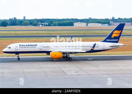 Berlino, Germania - 27 maggio 2018: Aereo Icelandair Boeing 757 all'aeroporto Tegel di Berlino (TXL) in Germania. Boeing è un produttore di aeromobili con sede in S. Foto Stock