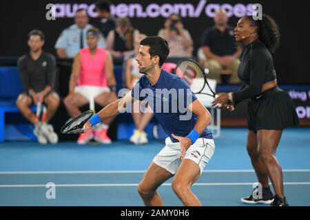 Melbourne, Australia. 15th Gen 2020. Novak Djokovic e Serena Williams giocano durante il Rally for Relief Charity Fund Raking Night presso La Rod Laver Arena di Melbourne per raccogliere denaro in aiuto degli sforzi di soccorso in tutta l'Australia prima dell'inizio del torneo australiano di tennis Grand Slam 2020 a Melbourne, Australia. Sydney Low/Cal Sport Media/Alamy Live News Foto Stock
