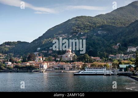 Lago maggiore Lago maggiore Laveno-Mombello, Lombardia Italia Settembre 2019 il traghetto da Laveno a Intra nel porto. Foto Stock