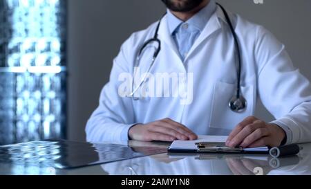 Traumatologo esperto che lavora in clinica medica e che esamina le piastre a raggi X. Foto Stock