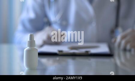 Flacone spray nasale su tavolo medico, terapista prescrizione farmaco, sfondo Foto Stock
