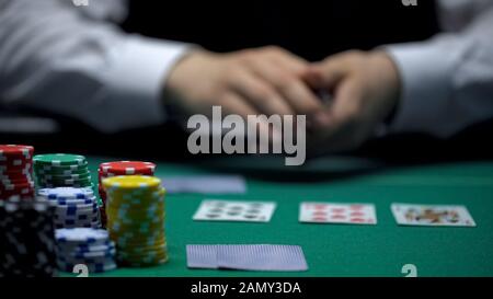 Carte di gioco di croupier di casinò con esperienza nel gioco di poker, gioco d'azzardo, primo piano Foto Stock