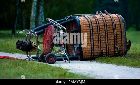 Gondola con busta adagiata sull'erba, preparazione prima dell'inizio, mongolfiera Foto Stock