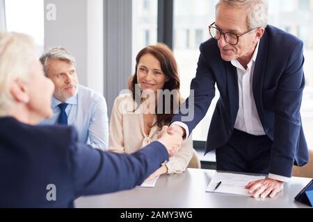 Ottimo rapporto tra partner commerciali durante le riunioni di lavoro Foto Stock