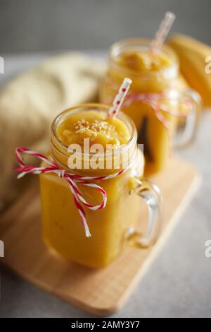 Rinfrescante e sano frullato di mango in bicchieri. Foto Stock