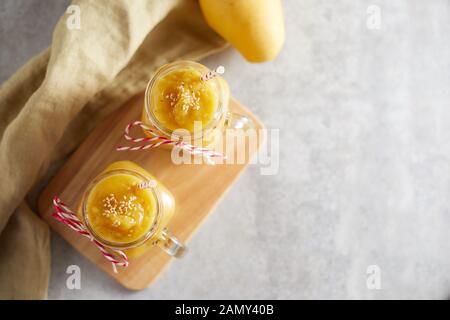 Rinfrescante e sano frullato di mango in bicchieri. Foto Stock