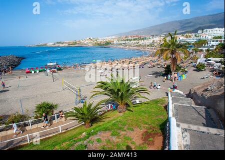 Canary ISLAND TENERIFE, SPAGNA - 26 dicembre 2019: Vista della spiaggia chiamata playa de torviscas. Una delle spiagge più popolari per i turisti di Tenerife. Foto Stock