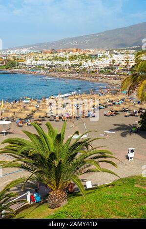 Canary ISLAND TENERIFE, SPAGNA - 26 dicembre 2019: Vista della spiaggia chiamata playa de torviscas. Una delle spiagge più popolari per i turisti di Tenerife. Foto Stock