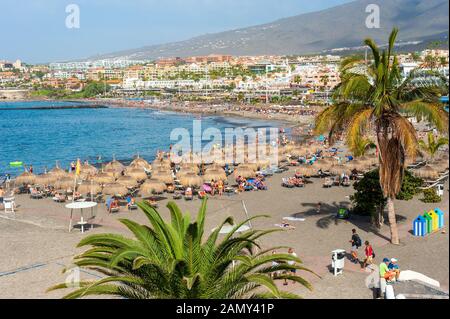 Canary ISLAND TENERIFE, SPAGNA - 26 dicembre 2019: Vista della spiaggia chiamata playa de torviscas. Una delle spiagge più popolari per i turisti di Tenerife. Foto Stock