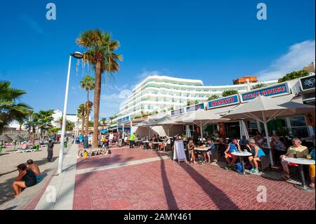 Canary ISLAND TENERIFE, SPAGNA - 26 dicembre 2019: Il viale con terrazze vicino alla spiaggia chiamata playa la pinta puerto colon. Una spiaggia molto popolare nelle vicinanze Foto Stock