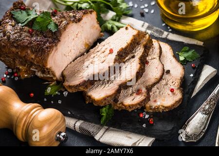 Prosciutto di maiale al forno su nero. Foto Stock