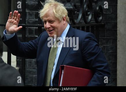 10 Downing Street, Londra, Regno Unito. 15th gennaio 2020. Il primo Ministro Boris Johnson lascia Downing Street per partecipare alle interrogazioni settimanali dei primi Ministri in Parlamento. Credito: Malcolm Park/Alamy Live News. Foto Stock