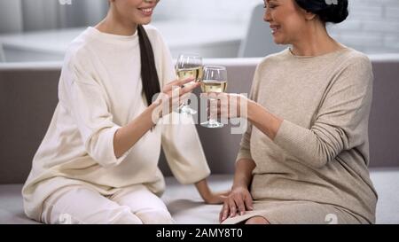 Donna bicchieri da donna con vino bianco, festeggiamo i fine settimana, amicizia femminile Foto Stock