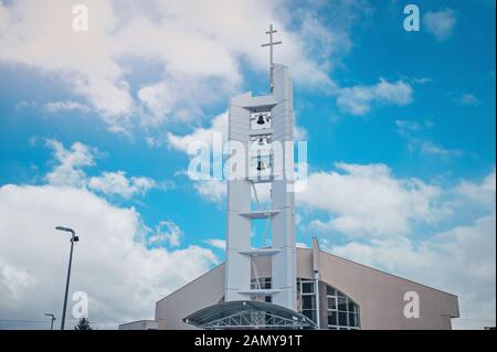 Il cristianesimo Chiesa torre, croce e grandi campane blu spazio di modifica Foto Stock
