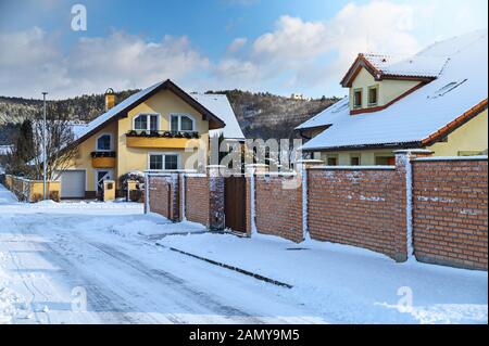 Case famiglia coperta di neve. Foto di concetto per il risparmio energetico in inverno. Foto Stock