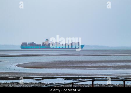 Shoeburyness, Essex. 15th gennaio 2020. UK Weather: Una nave container Maersk fa la sua strada verso il Tamigi lungo il tragitto per il porto delle acque profonde del London Gateway. La pioggia pesante questa mattina ha seguito i venti di forza di gale e le alte maree durante la notte accreditamento: Notizie dal vivo di Timothy Smith/Alamy Foto Stock