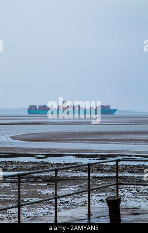 Shoeburyness, Essex. 15th gennaio 2020. UK Weather: Una nave container Maersk fa la sua strada verso il Tamigi lungo il tragitto per il porto delle acque profonde del London Gateway. La pioggia pesante questa mattina ha seguito i venti di forza di gale e le alte maree durante la notte accreditamento: Notizie dal vivo di Timothy Smith/Alamy Foto Stock