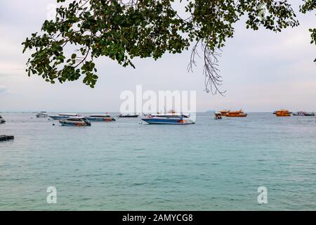 La barca e nave a vela nel mare delle Andamane al largo della costa della Thailandia. messa a fuoco selettiva Foto Stock