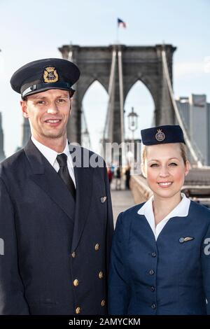 Equipaggio di cabina British Airways in abiti originali da cabina dal 1958 BOAC volo transatlantico, fotografato sul Ponte di Brooklyn, New York City, New Jersey Foto Stock