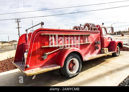 Motore Antincendio Retro Con Scaletta In Legno E Axe Foto Stock