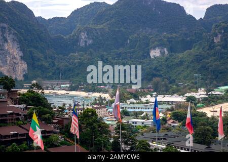 Bella vista panoramica dal punto di vista 1 presso le isole Phi Phi in Thailandia. Foto Stock