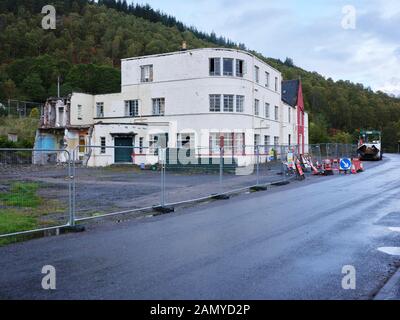 Un wet, Settembre vista di una abbandonata e hotel abbandonato in Cannich. 27/09/19 Foto Stock