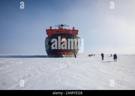 50 anni di vittoria (Icebreaker russo) sul ghiaccio al Polo Nord geografico Foto Stock