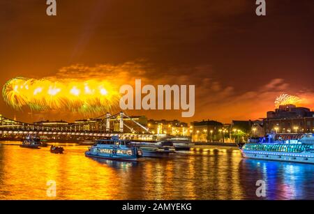 9 maggio 2019 vista la festosa fuochi d'artificio oltre il fiume di Mosca in onore del giorno della vittoria a Mosca. Foto Stock