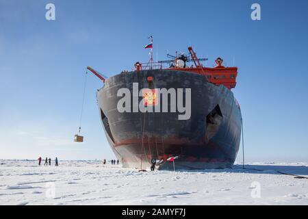 50 anni di vittoria (Icebreaker russo) sul ghiaccio al Polo Nord geografico Foto Stock