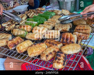 Banana alla brace avvolto con riso in Cambogia il mercato all'aperto Foto Stock